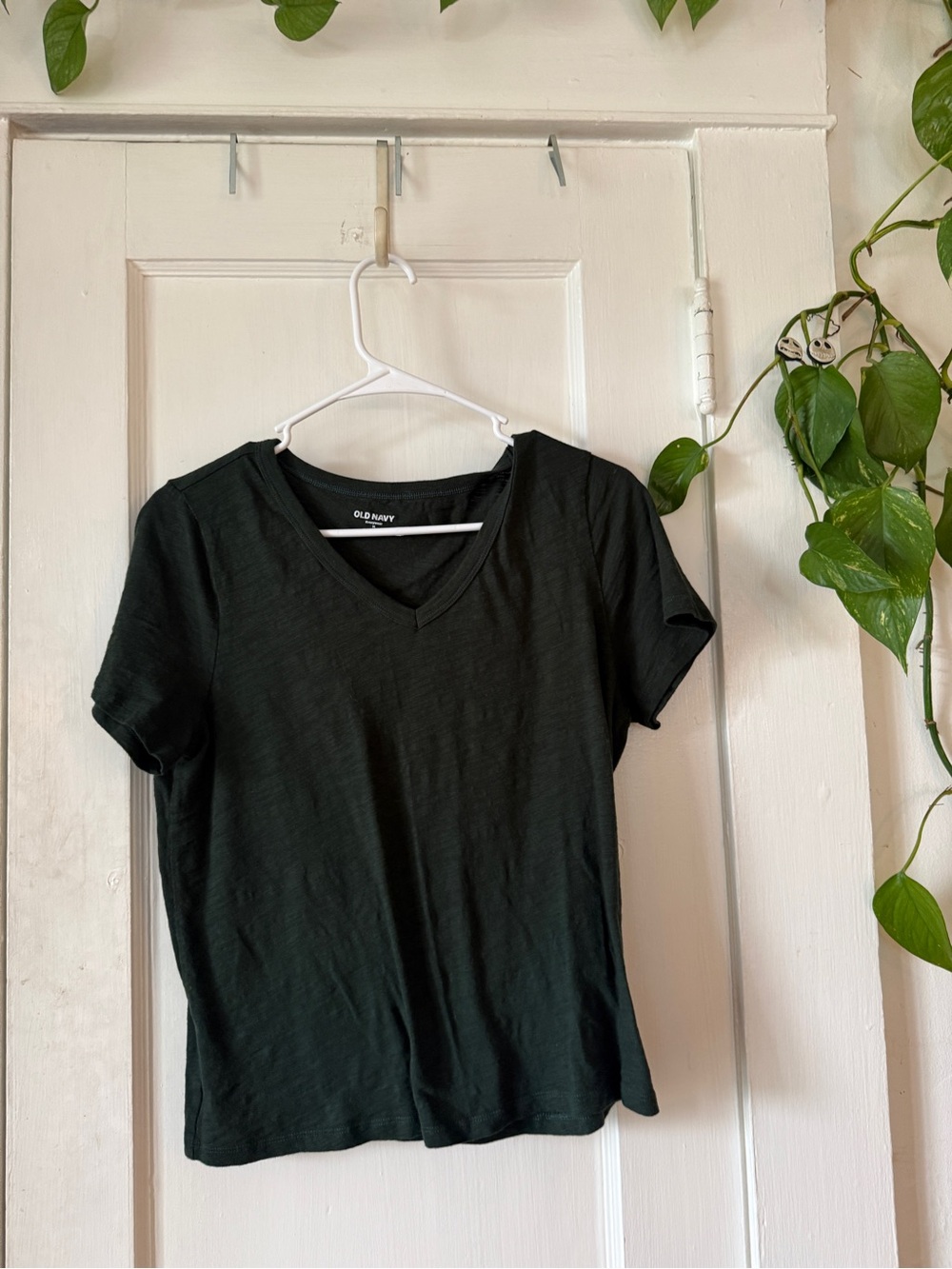 Old Navy Short-Sleeve V-Neck Tee in Dark Green everywear size M